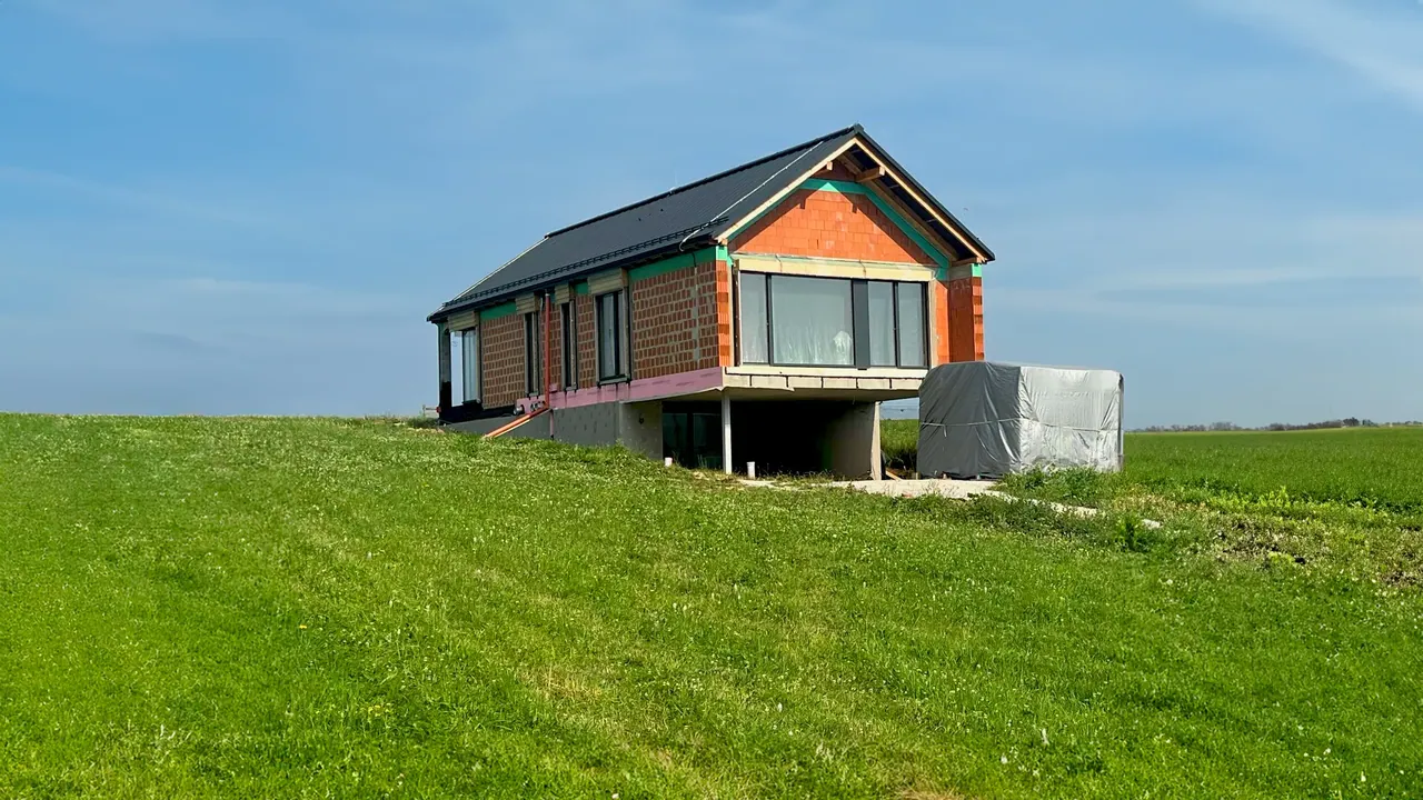 Moderný rodinný dom na lúke s výhľadom do kraja